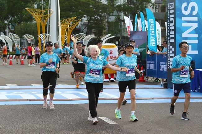 Tuổi tác không ngăn được các VĐV tham gia ngày hội chạy bộ. Tuổi tác không ngăn được các VĐV tham gia ngày hội chạy bộ.