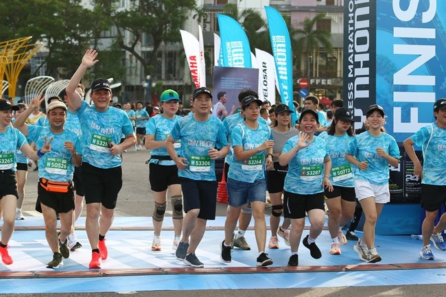 Chủ tịch UBND tỉnh Phạm Anh Tuấn tham dự cự ly 5 km tại VnExpress Marathon Quy Nhon 2025 ảnh 12