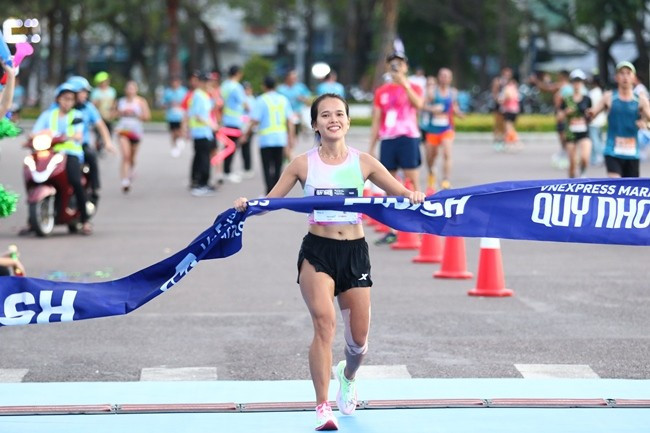 Phạm Thị Hồng Lệ vô địch cự ly 42 km VnExpress Marathon Quy Nhon 2025 ảnh 1 Phạm Thị Hồng Lệ vô địch cự ly 42 km VnExpress Marathon Quy Nhon 2025 ảnh 1