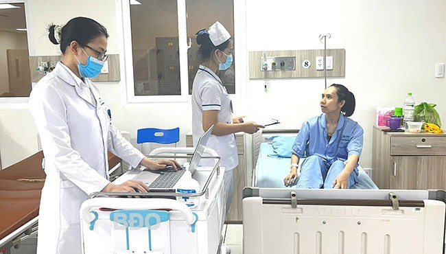 Bác sĩ Bệnh viện Bình Định sử dụng EMR để phục vụ công tác điều trị bệnh. Ảnh: M.H