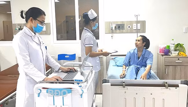 Bác sĩ Bệnh viện Bình Định sử dụng EMR để phục vụ công tác điều trị bệnh. Ảnh: M.H