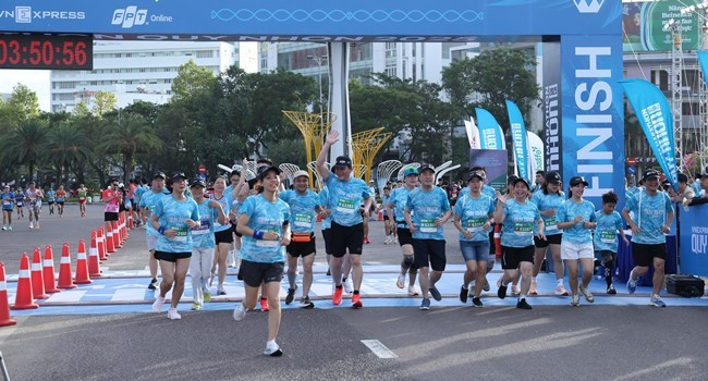 Chủ tịch UBND tỉnh Phạm Anh Tuấn tham dự cự ly 5 km tại VnExpress Marathon Quy Nhon 2025 ảnh 11