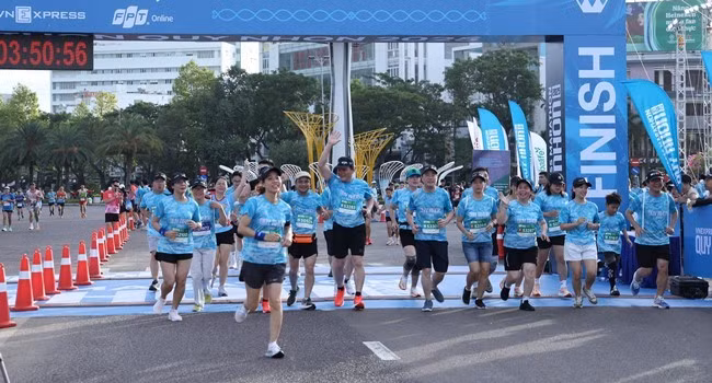Chủ tịch UBND tỉnh Phạm Anh Tuấn tham dự cự ly 5 km tại VnExpress Marathon Quy Nhon 2025 ảnh 11