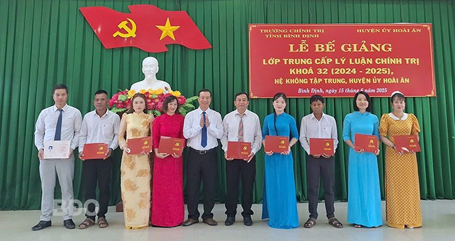 Các học viên nhận bằng tốt nghiệp. Ảnh: H.H