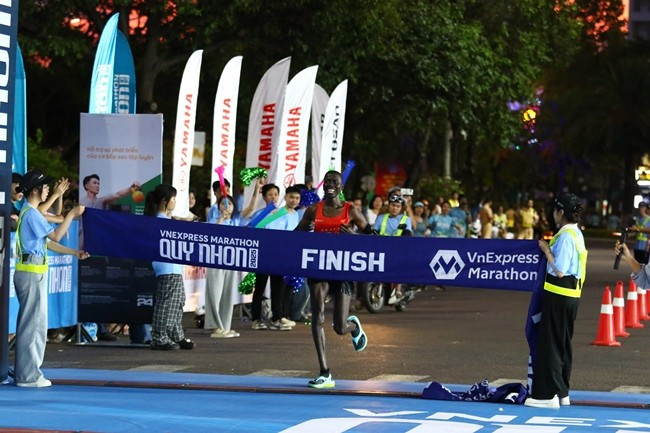 Phạm Thị Hồng Lệ vô địch cự ly 42 km VnExpress Marathon Quy Nhon 2025 ảnh 3 Phạm Thị Hồng Lệ vô địch cự ly 42 km VnExpress Marathon Quy Nhon 2025 ảnh 3