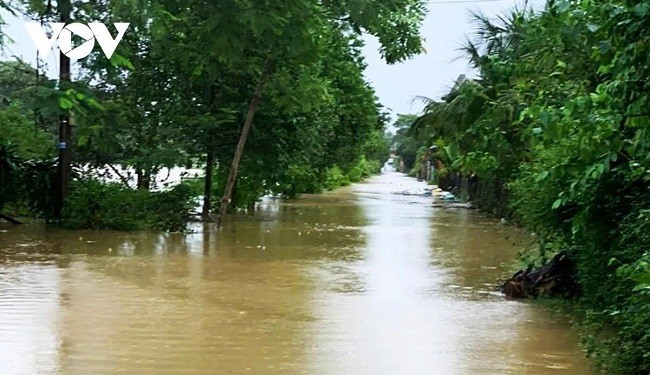 Nhiều khu dân cư bị ngập do mưa lớn, nước dâng cao ở Quảng Trị. Nhiều khu dân cư bị ngập do mưa lớn, nước dâng cao ở Quảng Trị.