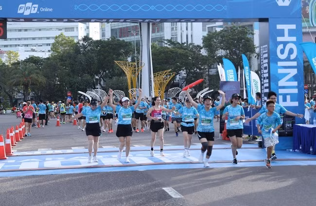 Chủ tịch UBND tỉnh Phạm Anh Tuấn tham dự cự ly 5 km tại VnExpress Marathon Quy Nhon 2025 ảnh 10