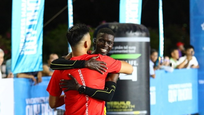 Victor Kipkemei Chepkwony nhận cái ôm thắm thiết từ người thân sau khi hoàn thành cự ly 42 km. Victor Kipkemei Chepkwony nhận cái ôm thắm thiết từ người thân sau khi hoàn thành cự ly 42 km.