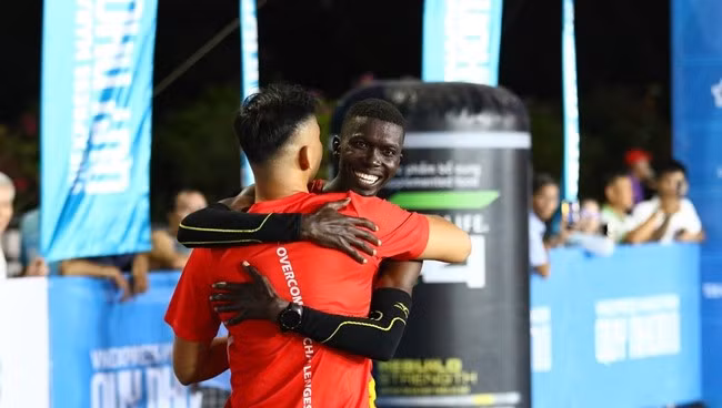 Victor Kipkemei Chepkwony nhận cái ôm thắm thiết từ người thân sau khi hoàn thành cự ly 42 km.