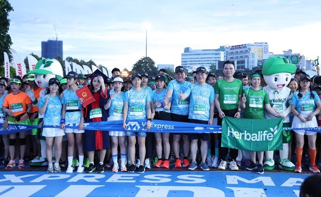 Chủ tịch UBND tỉnh Phạm Anh Tuấn tham dự cự ly 5 km tại VnExpress Marathon Quy Nhon 2025 ảnh 1