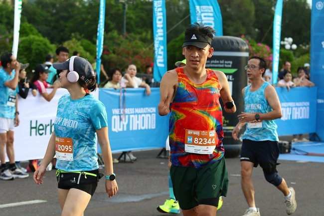 Mất cả 2 cánh tay, nhưng anh Đào Quốc Việt vẫn hoàn thành cự ly 21 km. Mất cả 2 cánh tay, nhưng anh Đào Quốc Việt vẫn hoàn thành cự ly 21 km.