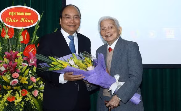Thủ tướng Nguyễn Xuân Phúc trong một lần đến thăn gia đình Giáo sư Hoàng Tụy Thủ tướng Nguyễn Xuân Phúc trong một lần đến thăn gia đình Giáo sư Hoàng Tụy