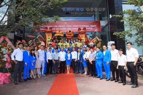 Khang Group cùng các quý khách hàng và quý đối tác chụp hình kỷ niệm ngày khai trương