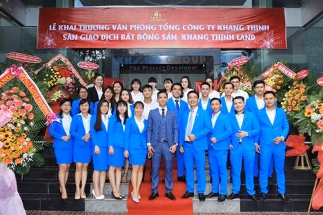 Đại diện các phòng ban chụp hình với ban lãnh đạo
