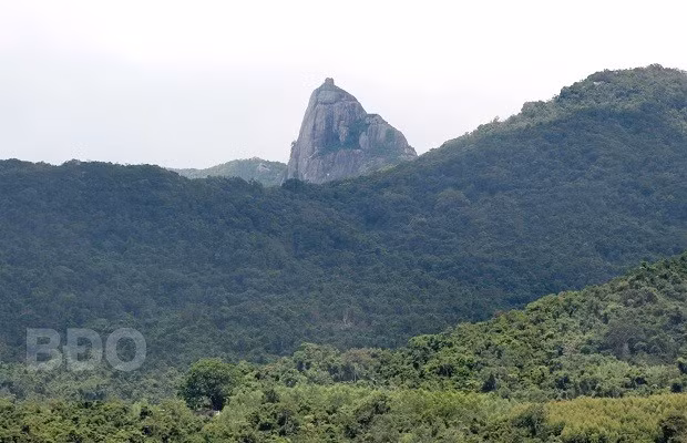 Trên đường đi vào suối Chánh Thắng, có thể thấy khá rõ Hòn Bà sừng sững trên đỉnh núi cao.