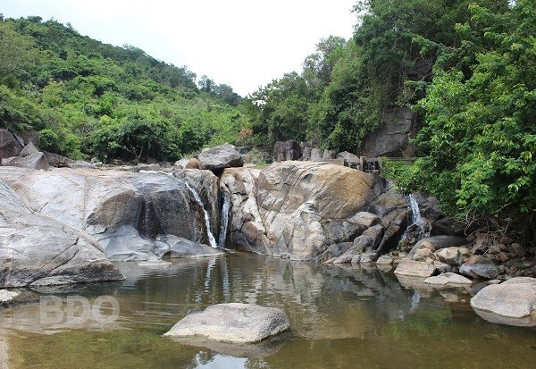 Suối chảy qua rất nhiều đá ở thôn Chánh Thắng. Suối chảy qua rất nhiều đá ở thôn Chánh Thắng.