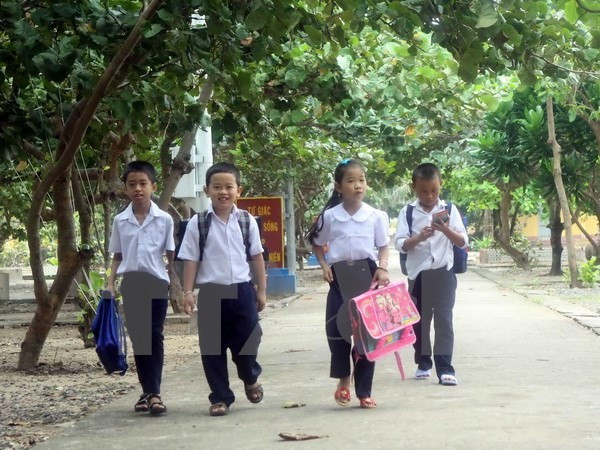 Học sinh Trường Tiểu học thị trấn Trường Sa, tỉnh Khánh Hòa trên đường đến trường. (Ảnh: Minh Đức/TTXVN) Học sinh Trường Tiểu học thị trấn Trường Sa, tỉnh Khánh Hòa trên đường đến trường. (Ảnh: Minh Đức/TTXVN)