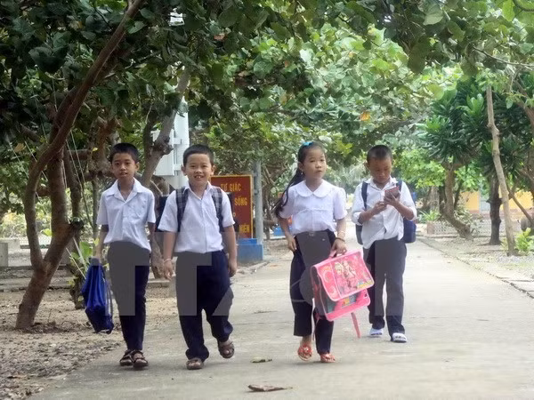Học sinh Trường Tiểu học thị trấn Trường Sa, tỉnh Khánh Hòa trên đường đến trường. (Ảnh: Minh Đức/TTXVN)