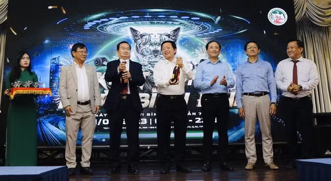 Anh Phúc (bìa phải) tại Ngày hội Người Bình Định lần thứ 7-2023. Ảnh: NVCC