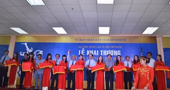 Lãnh đạo tỉnh, Đại học Quốc gia TP HCM cắt băng khánh thành ký túc xá.