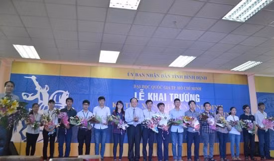 Bí thư Tỉnh ủy Nguyễn Văn Thiện trao học bổng cho các sinh viên.