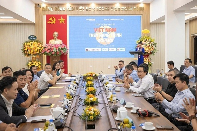 Phát động cuộc thi ảnh báo chí với chủ đề “Việt Nam trên hành trình đổi mới”. Ảnh: BTC