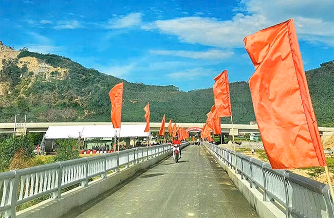 Cầu Hóc Công hoàn thành giúp người dân đi lại tốt hơn. Ảnh: HẢI YẾN