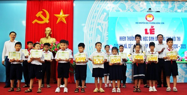 Khen thưởng học sinh đạt thành tích xuất sắc năm học 2024-2025. Ảnh: B.S
