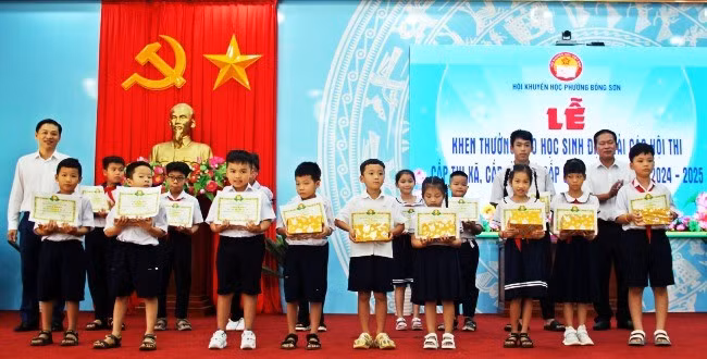 Khen thưởng học sinh đạt thành tích xuất sắc năm học 2024-2025. Ảnh: B.S