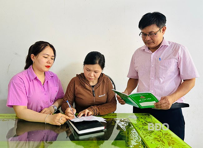 Nhờ nguồn vốn vay HSSV, bà Đoàn Thị Lê Na (ở thôn Gia Trị, xã Ân Đức, huyện Hoài Ân) (giữa) có điều kiện cho con gái được đến trường học tập. Ảnh: D.Đ