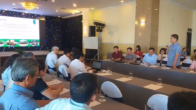 Lãnh đạo UBND xã Phước Sơn tham gia ý kiến thảo luận tại hội thảo. Ảnh: Ái Trinh.