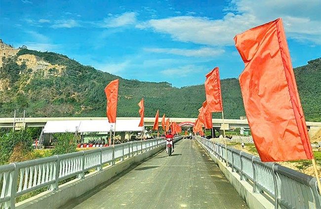 Cầu Hóc Công hoàn thành giúp người dân đi lại tốt hơn. Ảnh: HẢI YẾN