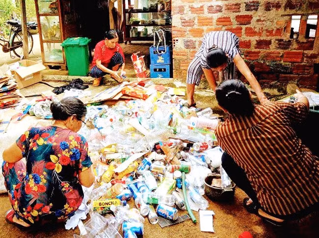 Phụ nữ khu phố 5, phường Bồng Sơn thu gom rác thải tái chế bán lấy tiền gây quỹ thực hiện chương trình Biến rác thải thành tiền. Ảnh. BẢO SƯƠNG Phụ nữ khu phố 5, phường Bồng Sơn thu gom rác thải tái chế bán lấy tiền gây quỹ thực hiện chương trình Biến rác thải thành tiền. Ảnh. BẢO SƯƠNG