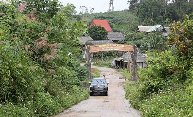 Thụ hưởng Chương trình mục tiêu quốc gia phát triển KT-XH vùng đồng bào DTTS&MN, điều kiện giao thông tại xã vùng cao An Toàn (huyện An Lão) thuận lợi hơn trước rất nhiều. Ảnh: T.SỸ
