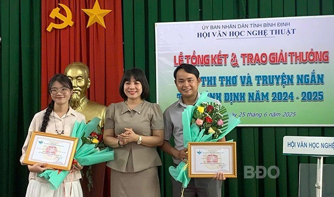 Cuộc thi đã phát hiện những tài năng mới, với những tác phẩm thể hiện chiều sâu tư tưởng, tìm tòi nghệ thuật mới mẻ, góp phần làm phong phú thêm diện mạo văn chương địa phương và nước nhà. - Trong ảnh: Các tác giả nhận giải nhất ở thể loại thơ và truyện ngắn. Ảnh: K.V Cuộc thi đã phát hiện những tài năng mới, với những tác phẩm thể hiện chiều sâu tư tưởng, tìm tòi nghệ thuật mới mẻ, góp phần làm phong phú thêm diện mạo văn chương địa phương và nước nhà. - Trong ảnh: Các tác giả nhận giải nhất ở thể loại thơ và truyện ngắn. Ảnh: K.V