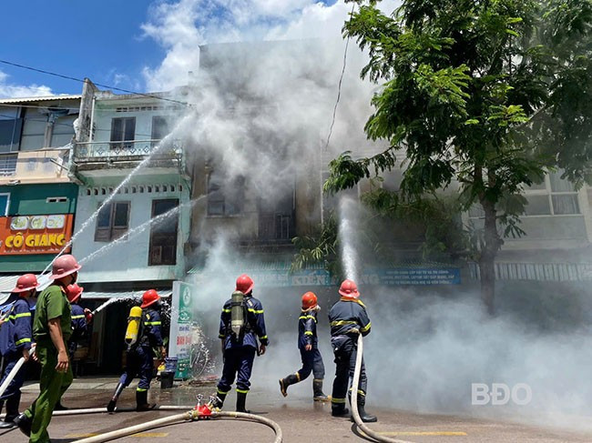 Lực lượng chức năng chữa cháy tại nhà ở kết hợp kinh doanh nằm trên đường Lê Thánh Tôn, TP Quy Nhơn. Ảnh: K.A