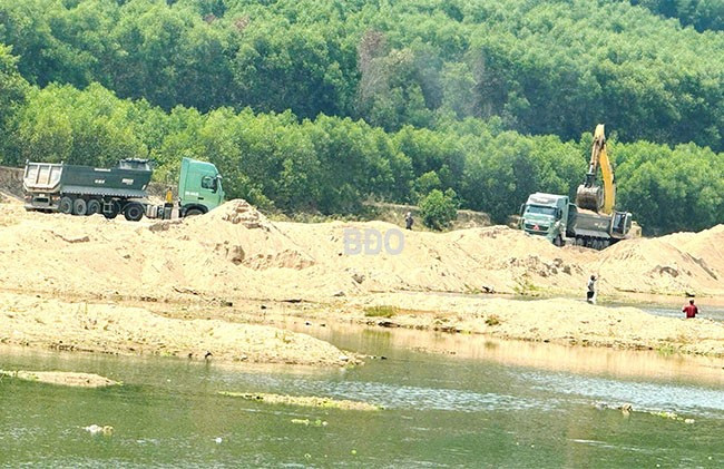Luật Địa chất và Khoáng sản năm 2024 trao quyền cho địa phương quản lý tài nguyên khoáng sản tạo sự minh bạch, hiệu quả trong công tác quản lý nhà nước trên lĩnh vực này. - Trong ảnh: Một điểm mỏ khai thác cát trên sông Hà Thanh (huyện Vân Canh). Ảnh: V.L