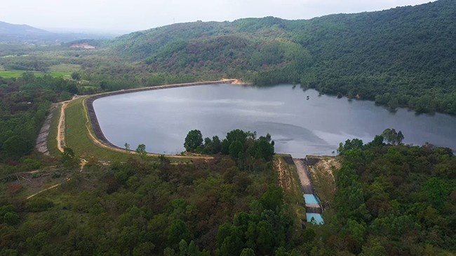 Hồ chứa nước Hóc Cau (huyện Phù Cát) cần được đầu tư, sửa chữa trong thời gian tới. Ảnh: TRỌNG LỢI