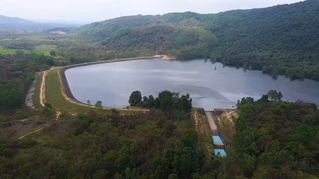 Hồ chứa nước Hóc Cau (huyện Phù Cát) cần được đầu tư, sửa chữa trong thời gian tới. Ảnh: TRỌNG LỢI