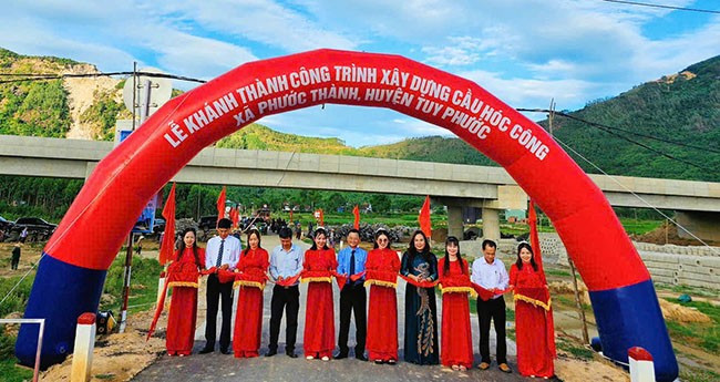 Lãnh đạo tỉnh và huyện cắt băng khánh thành tại cầu Hóc Công, xã Phước Thành (Tuy Phước). Ảnh: HẢI YẾN