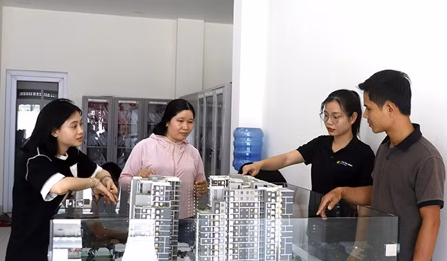 Khách hàng tìm mua nhà ở xã hội tại một dự án nhà ở xã hội thuộc địa bàn TP Quy Nhơn để thuận lợi cho công việc. Ảnh: M.H