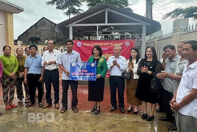 Hội Nữ doanh nhân tỉnh phối hợp Hội Bảo trợ bệnh nhân nghèo tỉnh bàn giao máy lọc nước cho người dân xã Nhơn An (TX An Nhơn). Ảnh: ĐVCC