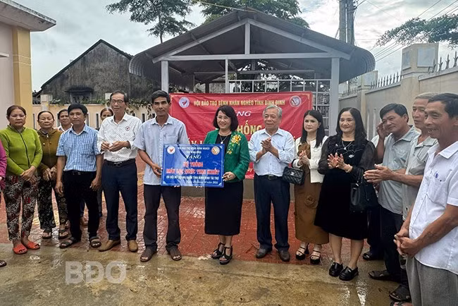 Hội Nữ doanh nhân tỉnh phối hợp Hội Bảo trợ bệnh nhân nghèo tỉnh bàn giao máy lọc nước cho người dân xã Nhơn An (TX An Nhơn). Ảnh: ĐVCC