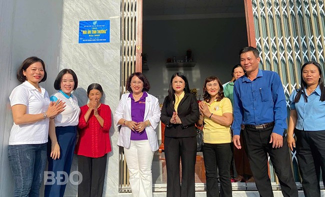 Hội Nữ doanh nhân tỉnh bàn giao mái ấm tình thương cho phụ nữ khó khăn. Ảnh: ĐVCC