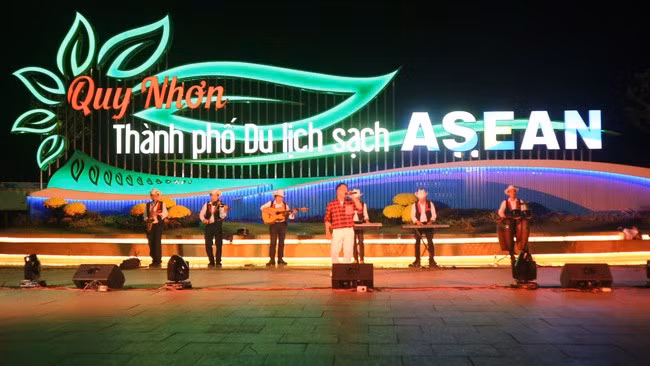 Ca khúc Tết này con sẽ về do ca sĩ Liêm Khuyên trình bày, gợi nhiều cảm xúc trong khán giả. Ảnh: K.VY