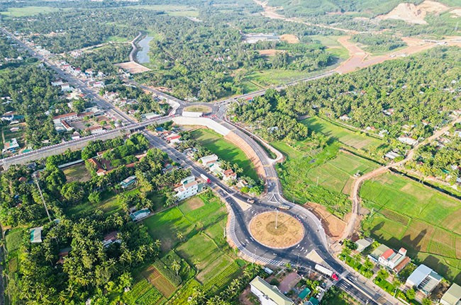 Tuyến đường kết nối với đường ven biển (ĐT 639) trên địa bàn TX Hoài Nhơn đưa vào khai thác năm 2024. Ảnh: HẢI YẾN Tuyến đường kết nối với đường ven biển (ĐT 639) trên địa bàn TX Hoài Nhơn đưa vào khai thác năm 2024. Ảnh: HẢI YẾN