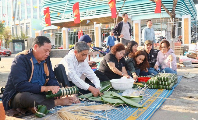 Những chiếc bánh được các nghệ nhân gói chặt tay, cẩn thận, với tinh thần sẻ chia thay lời chúc xuân đến với gia đình có hoàn cảnh khó khăn. Ảnh: K.VY
