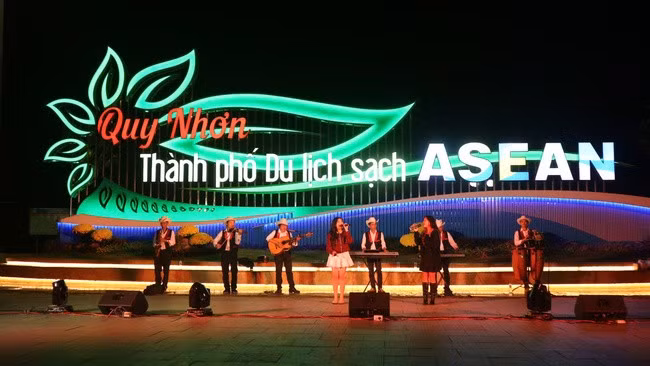 Tiết mục song ca của ca sĩ Thái Uyên và Thái Anh, với ca khúc Như hoa mùa Xuân. Ảnh: K.VY