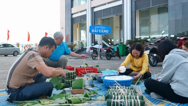 Mỗi đội thi tham gia phải hoàn thành 10 bánh chưng và 10 bánh tét. Ảnh: K.VY