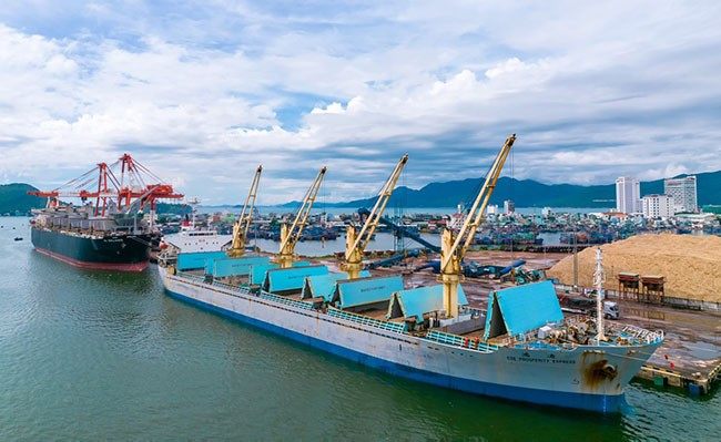 Cảng Quy Nhơn chính thức đưa vào khai thác sử dụng bến số 1, bảo đảm tiếp nhận đồng thời hai tàu 30.000 DWT đầy tải trong giai đoạn đầu. Ảnh: DNCC Cảng Quy Nhơn chính thức đưa vào khai thác sử dụng bến số 1, bảo đảm tiếp nhận đồng thời hai tàu 30.000 DWT đầy tải trong giai đoạn đầu. Ảnh: DNCC